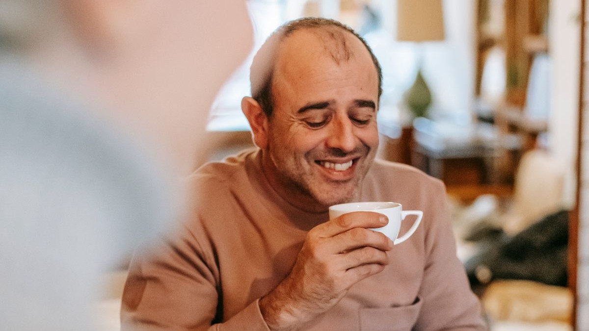 Paar um die 40 beim ersten Date im Café